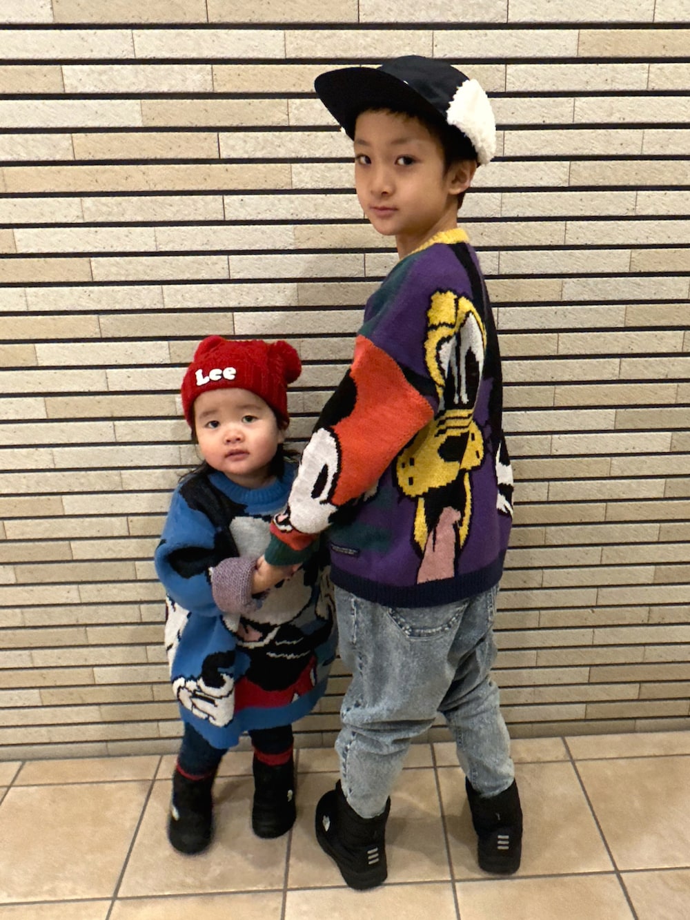 その他のニット/セーター、その他のデニムパンツ、ブラック系のブーツを着用したキッズの冬コーディネートの4枚目の写真