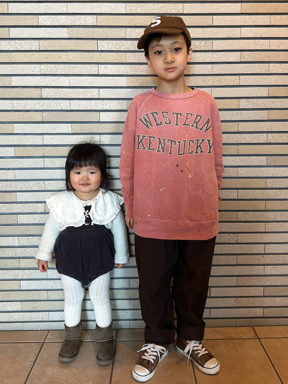 ピンク系のスウェット、ブラウン系のその他パンツ、ブラウン系のスニーカーを着用したキッズの春コーディネートの2枚目の写真