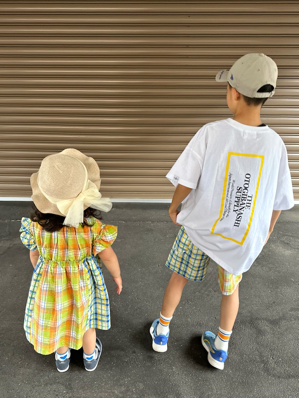 ホワイト系のTシャツ/カットソー、その他のその他パンツ、ブルー系のスニーカーを着用したキッズの夏コーディネートの3枚目の写真