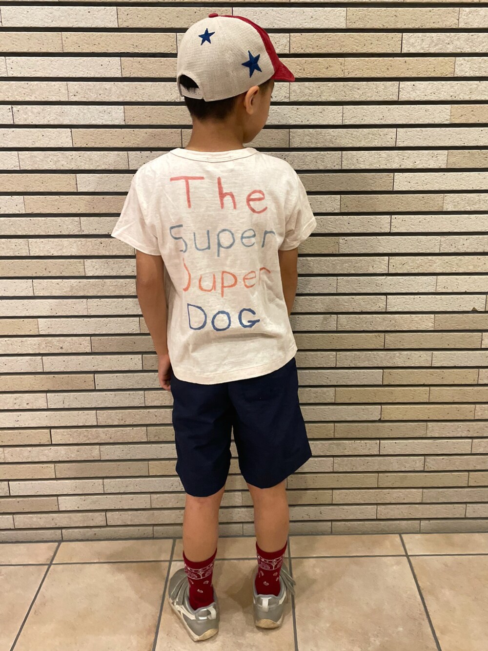 ホワイト系のTシャツ/カットソー、ブルー系のその他パンツ、シルバー系のスニーカーを着用したキッズの秋コーディネートの2枚目の写真