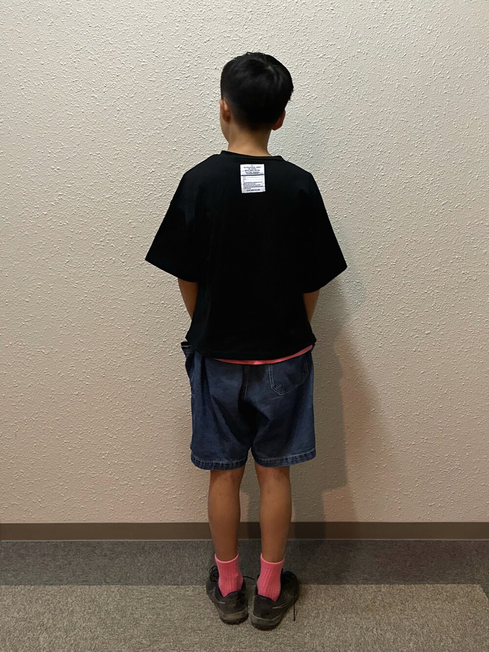 ブルー系のデニムパンツ、ブラック系のTシャツ/カットソー、ブラック系のスニーカーを着用したキッズの夏コーディネートの3枚目の写真