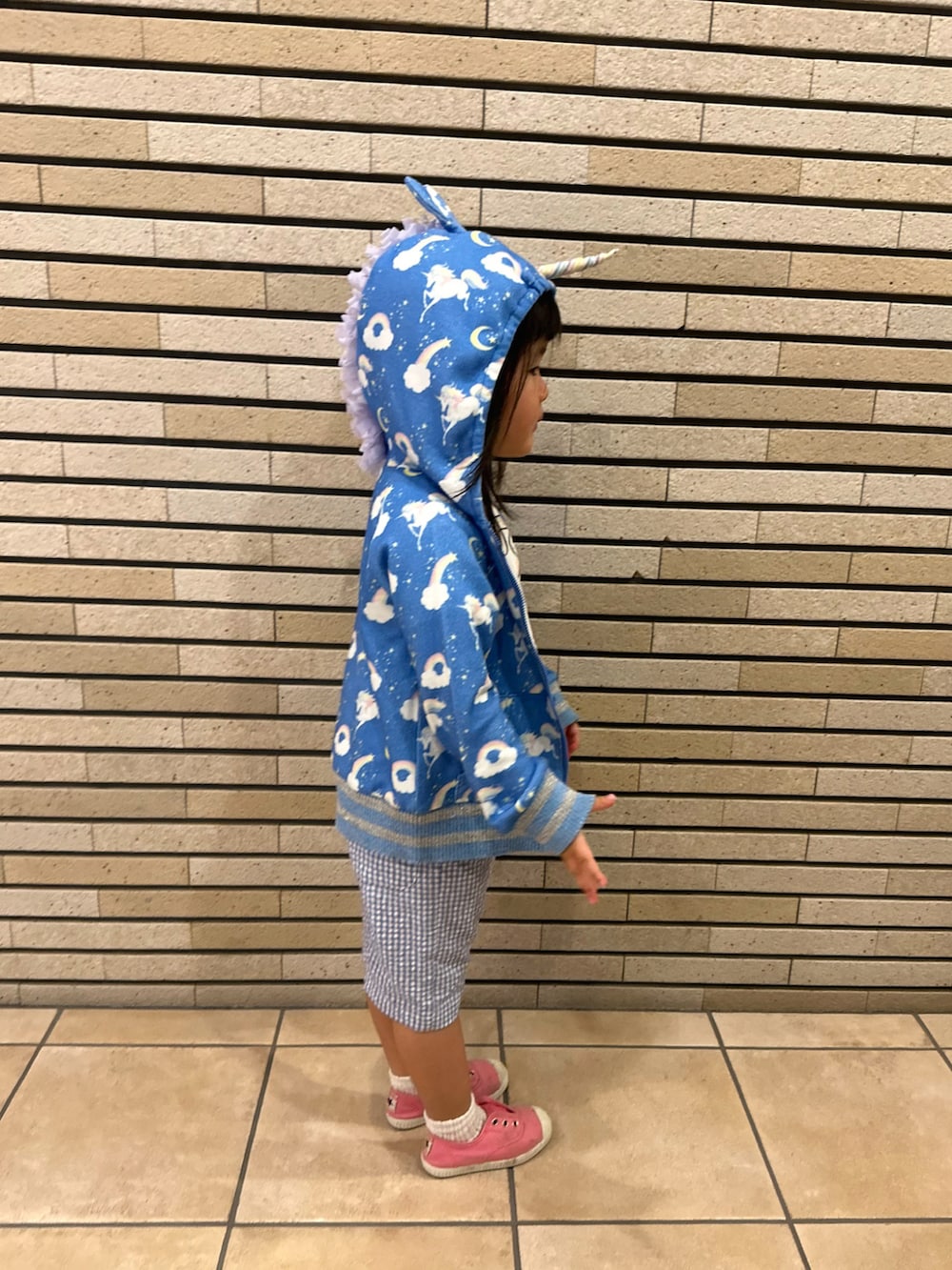 ブルー系のパーカー、ホワイト系のTシャツ/カットソー、ブルー系のサロペット/オーバーオールを着用したキッズの秋コーディネートの2枚目の写真