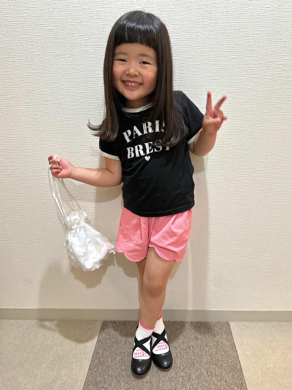 ブラック系のTシャツ/カットソー、ブラック系のバレエシューズ、ピンク系のその他パンツを着用したキッズの夏コーディネートの4枚目の写真