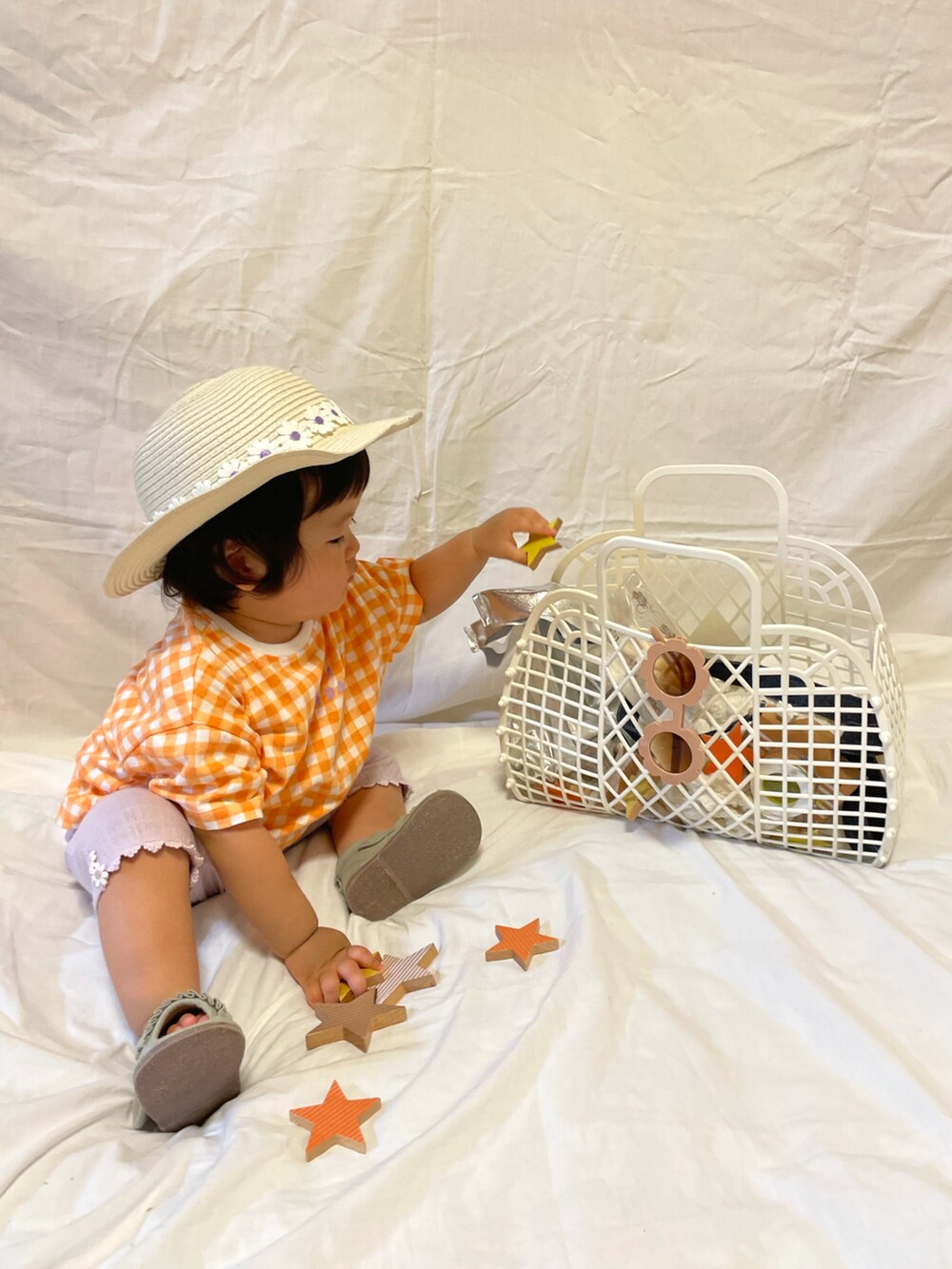 オレンジ系のTシャツ/カットソー、パープル系のその他パンツ、グリーン系のサンダルを着用したキッズの夏コーディネートの2枚目の写真