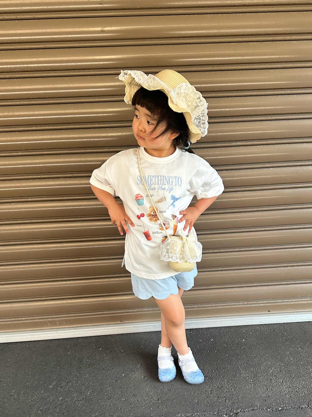 ホワイト系のTシャツ/カットソー、ブルー系のその他パンツ、ホワイト系のショルダーバッグを着用したキッズの夏コーディネートの2枚目の写真