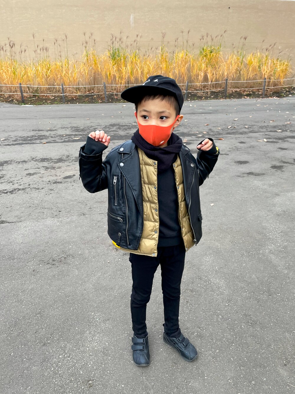 ブラック系のライダースジャケット、ブラック系のスウェット、ブラック系のその他パンツを着用したキッズの冬コーディネートの4枚目の写真