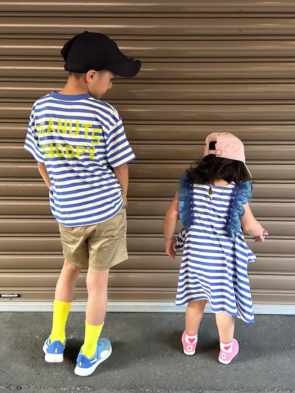 パープル系のTシャツ/カットソー、ベージュ系のその他パンツ、ブルー系のスニーカーを着用したキッズの夏コーディネートの4枚目の写真