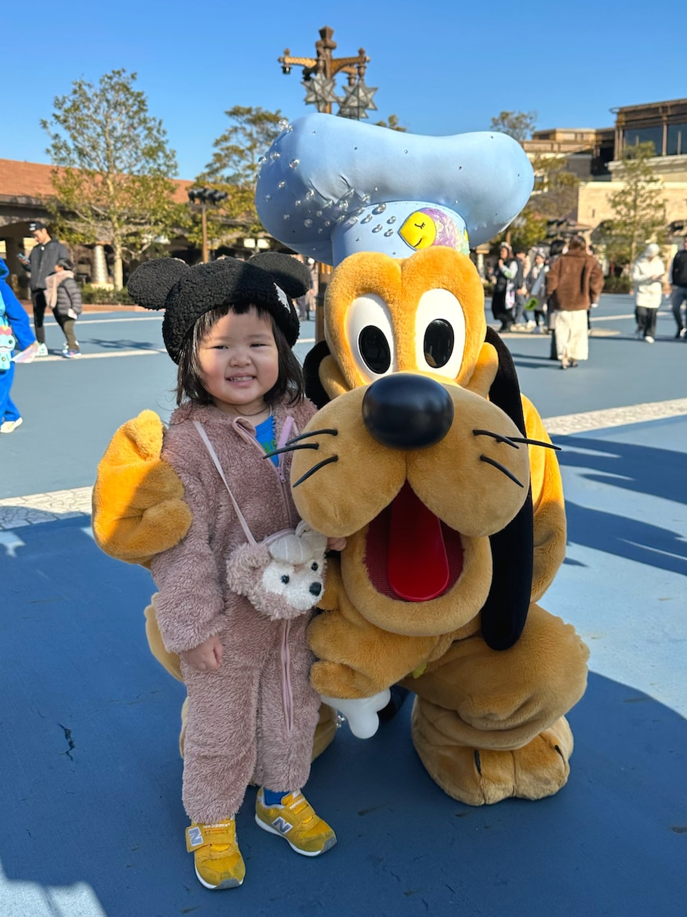 ブラウン系のその他アウター、ブルー系のTシャツ/カットソー、イエロー系のスニーカーを着用したキッズの冬コーディネートの4枚目の写真