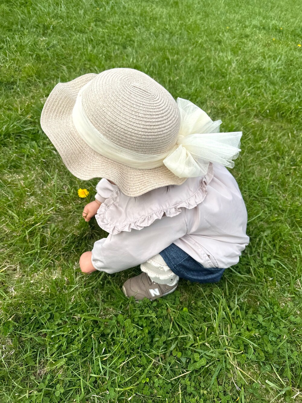 ホワイト系のスウェット、ブラウン系のスニーカー、ピンク系のブルゾンを着用したキッズの夏コーディネートの5枚目の写真