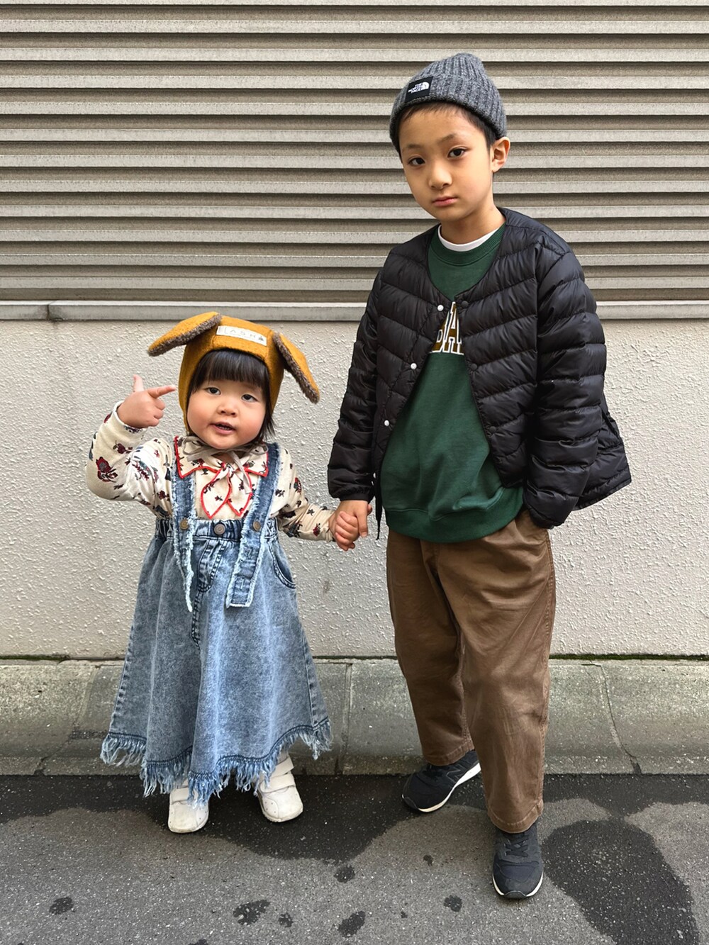 ホワイト系のTシャツ/カットソー、ブルー系のスカート、ホワイト系のスニーカーを着用したキッズの秋コーディネートの4枚目の写真