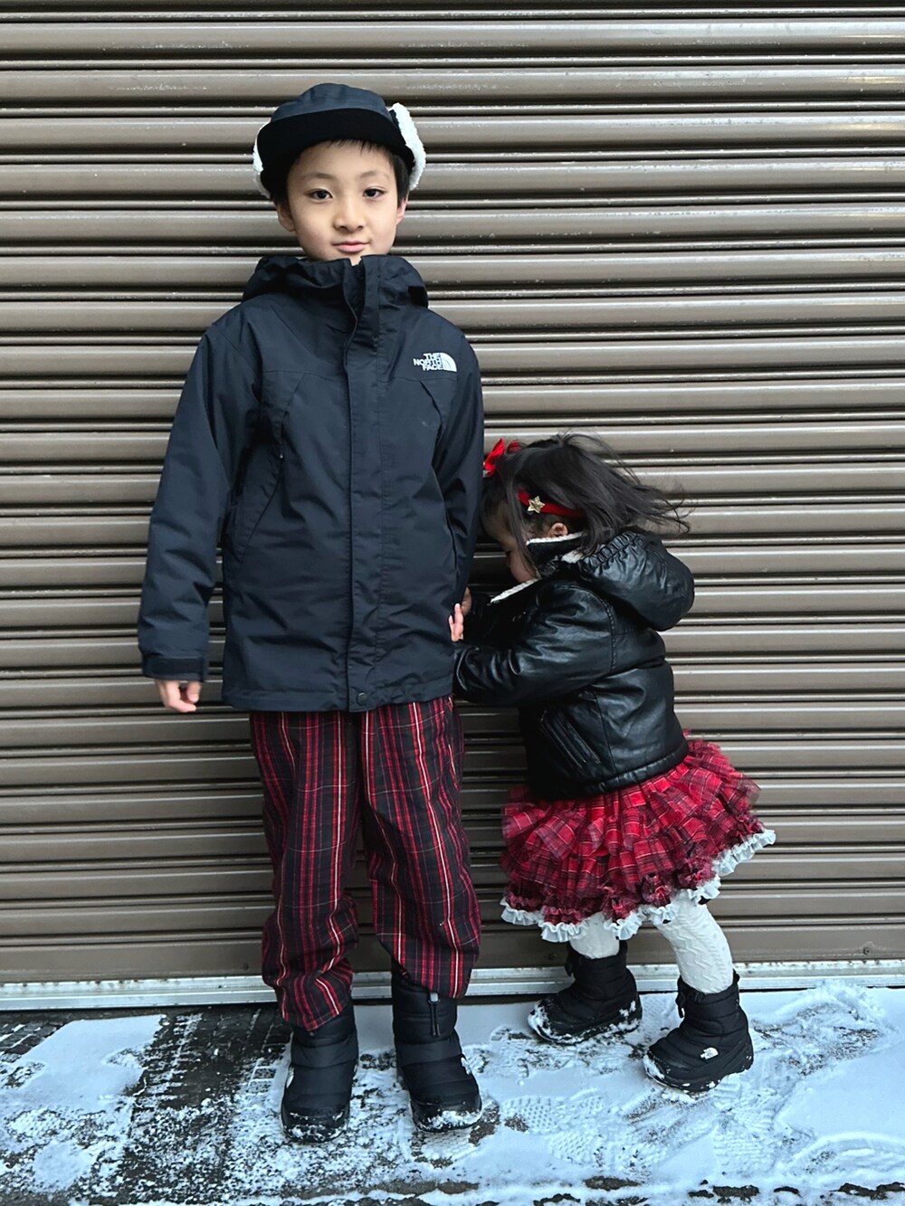 ブラック系のナイロンジャケット、ブルー系のその他アウター、レッド系のその他パンツを着用したキッズの冬コーディネートの4枚目の写真