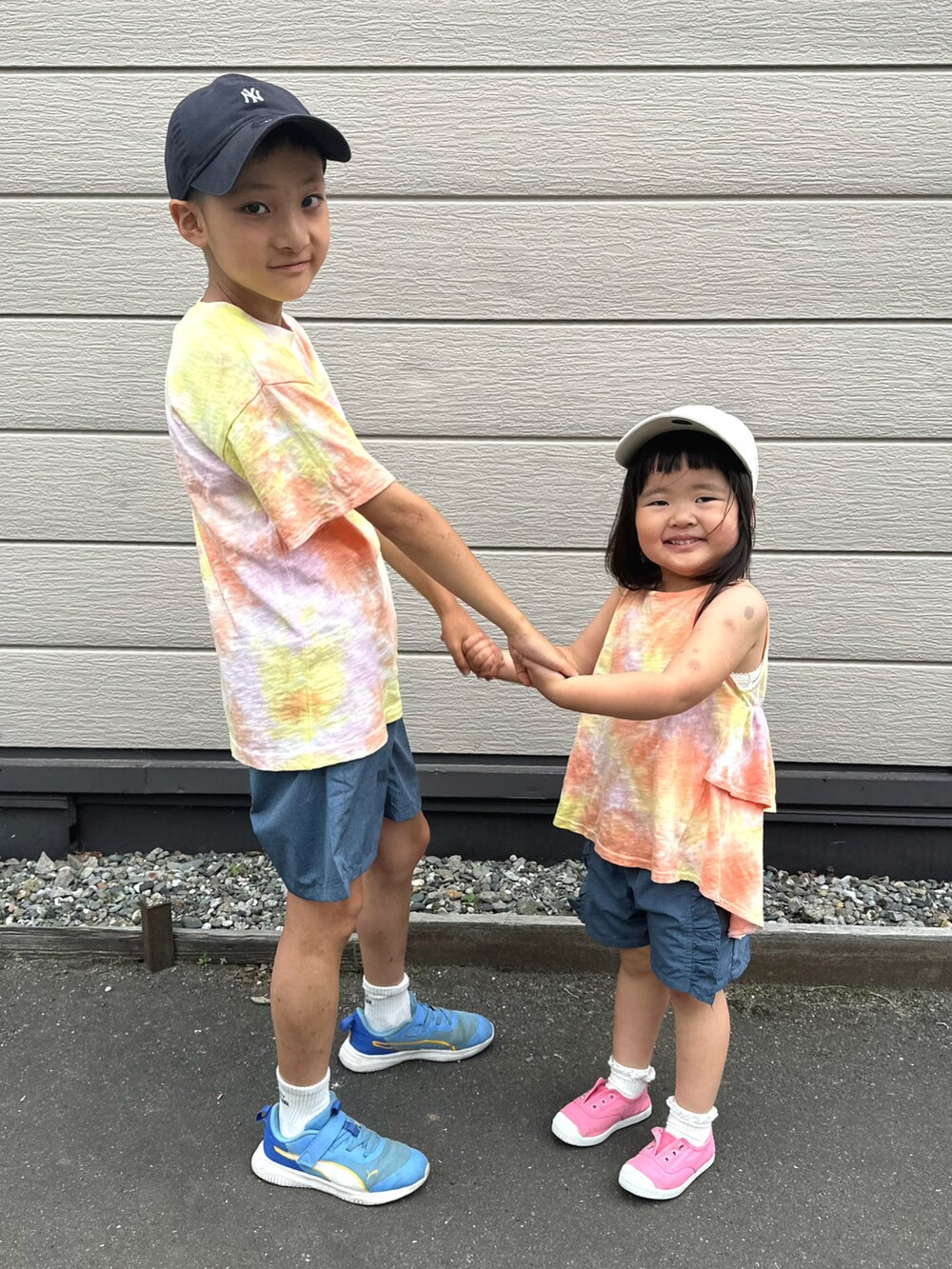 イエロー系のTシャツ/カットソー、ブルー系のその他パンツ、ブルー系のスニーカーを着用したキッズの夏コーディネートの4枚目の写真