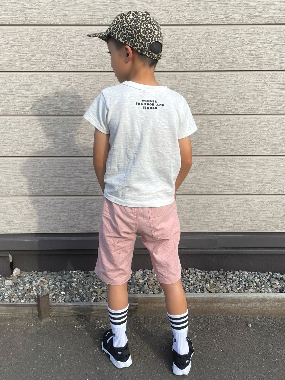 ホワイト系のTシャツ/カットソー、ピンク系のその他パンツ、ブラック系のスニーカーを着用したキッズの秋コーディネートの2枚目の写真