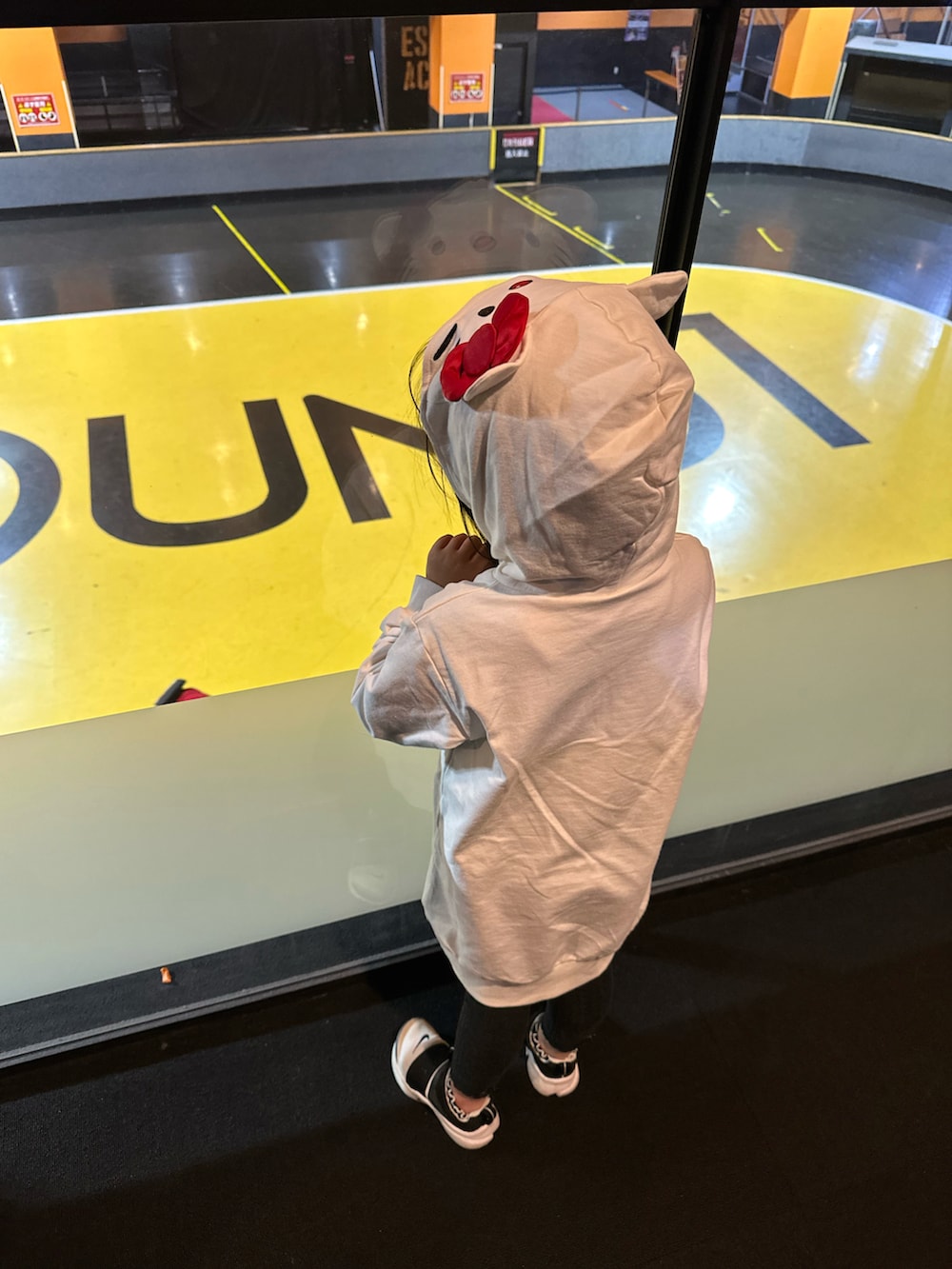 ホワイト系のワンピース、ホワイト系のスニーカー、ブラック系のソックス/靴下を着用したキッズの秋コーディネートの2枚目の写真