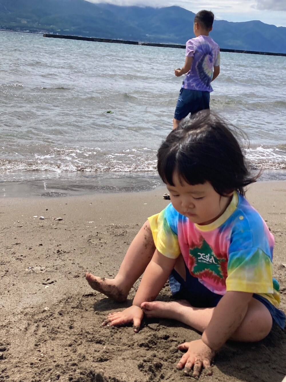 イエロー系のTシャツ/カットソー、ブルー系のその他パンツ、ブルー系のTシャツ/カットソーを着用したキッズの秋コーディネートの3枚目の写真