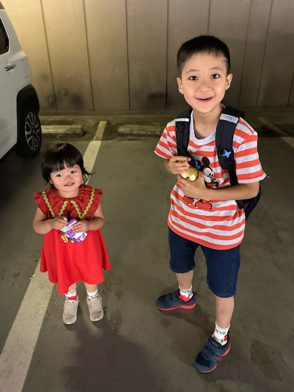 オレンジ系のTシャツ/カットソー、ブルー系のデニムパンツ、ブルー系のスニーカーを着用したキッズの夏コーディネートの4枚目の写真