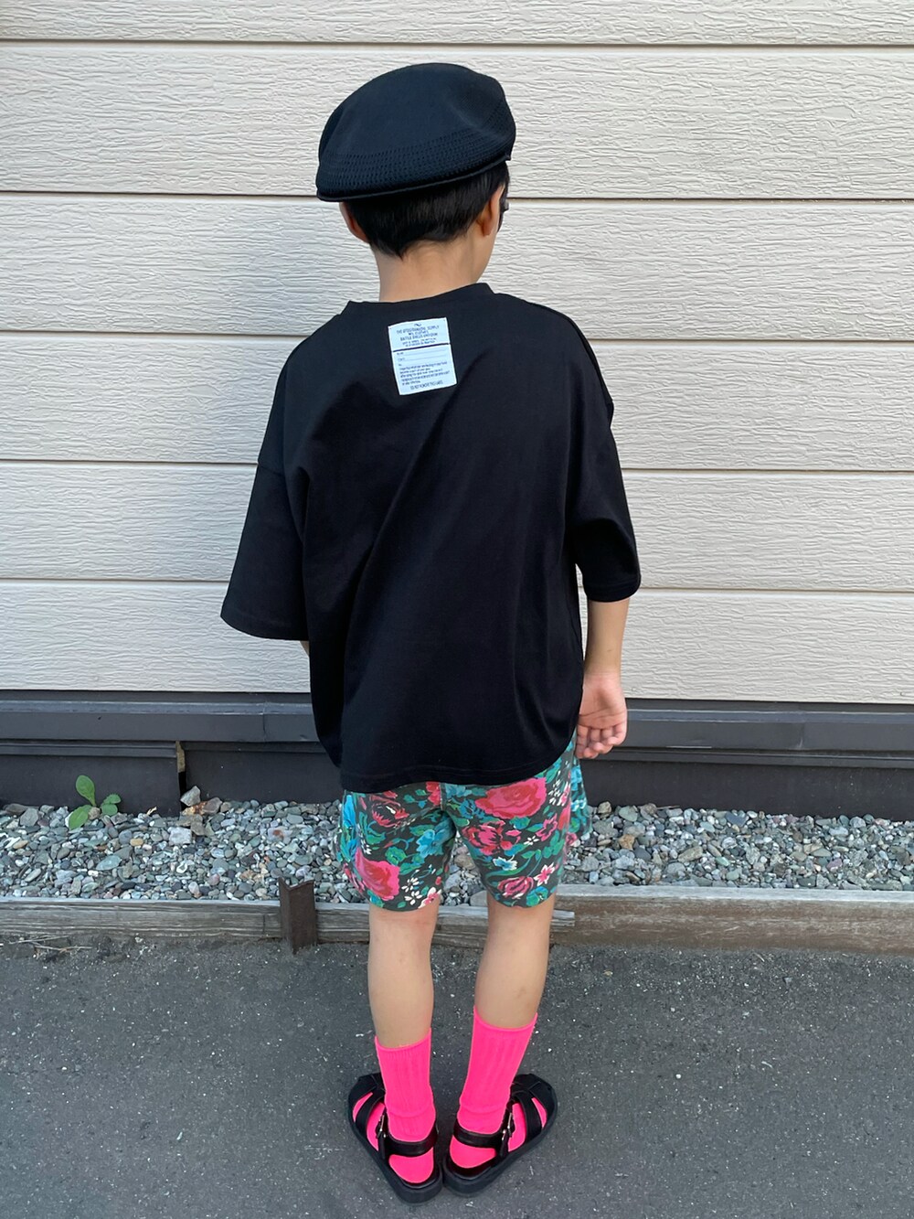 ブラック系のTシャツ/カットソー、ブルー系のその他パンツ、ブラック系のサンダルを着用したキッズの夏コーディネートの2枚目の写真