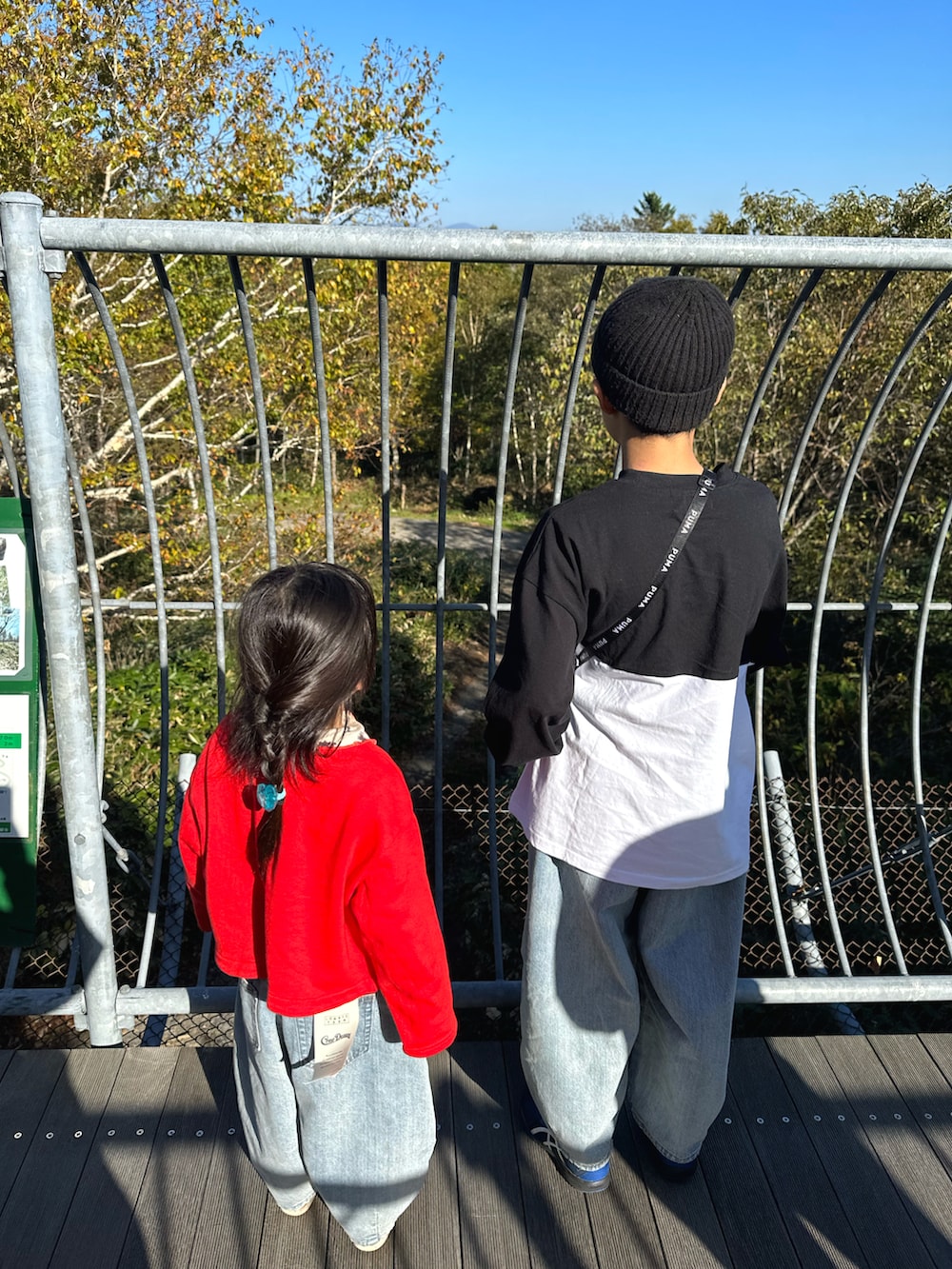 ブルー系のデニムパンツ、ブルー系のデニムパンツ、ブルー系のスニーカーを着用したキッズの秋コーディネートの3枚目の写真