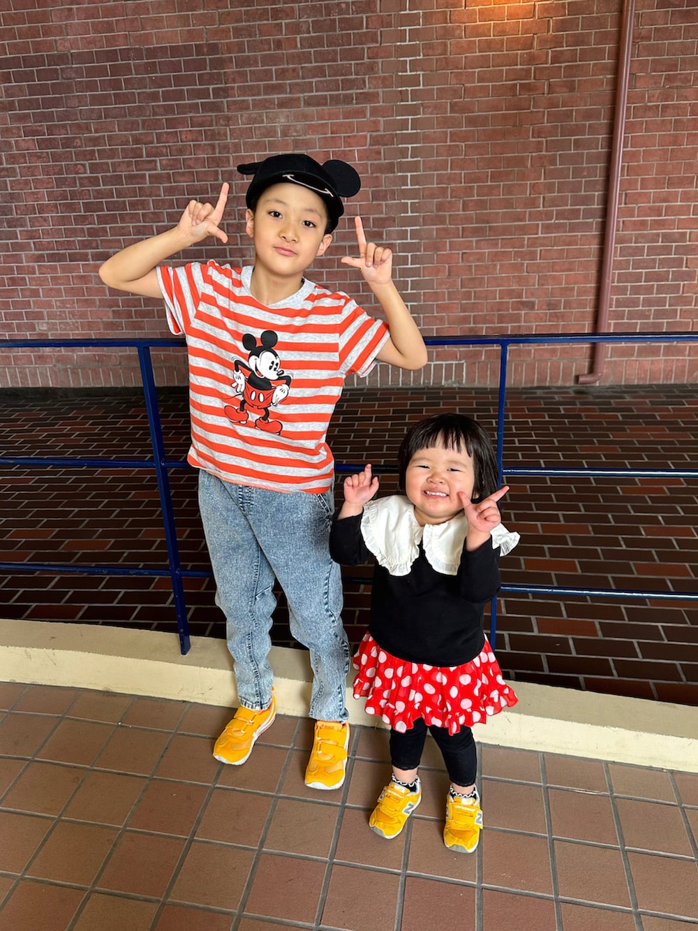 ブラック系のその他トップス、ホワイト系のTシャツ/カットソー、レッド系のスカートを着用したキッズの秋コーディネートの3枚目の写真