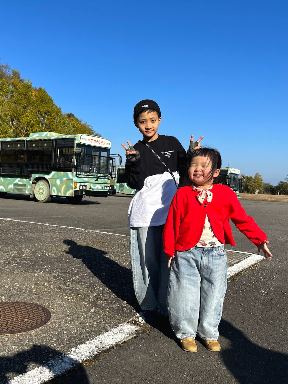 ブルー系のデニムパンツ、ブルー系のデニムパンツ、ブルー系のスニーカーを着用したキッズの秋コーディネートの2枚目の写真