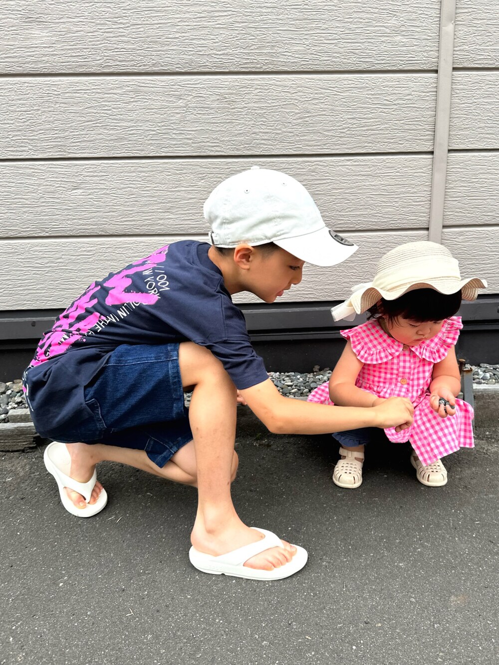 ブルー系のTシャツ/カットソー、ブルー系のデニムパンツ、ホワイト系のサンダルを着用したキッズの夏コーディネートの2枚目の写真