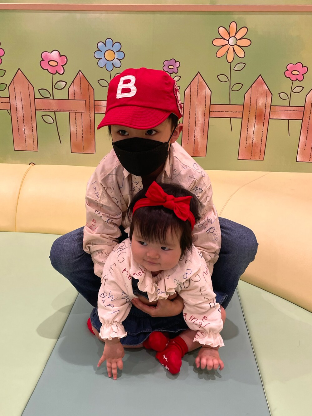 ホワイト系のシャツ/ブラウス、ブルー系のTシャツ/カットソー、ブルー系のデニムパンツを着用したキッズの夏コーディネートの2枚目の写真