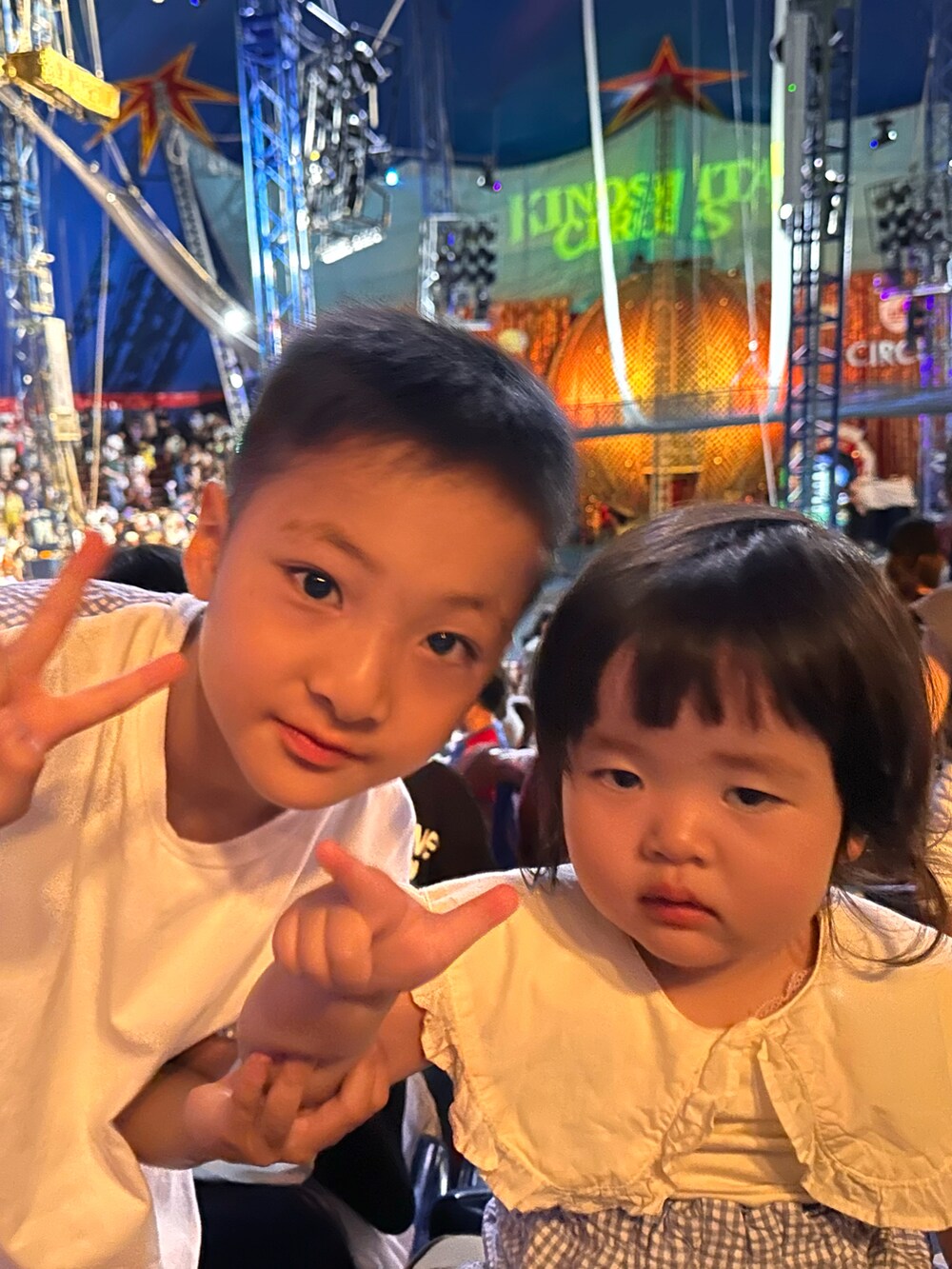 ブルー系のTシャツ/カットソー、ベージュ系のその他パンツ、ブラック系のスニーカーを着用したキッズの秋コーディネートの2枚目の写真