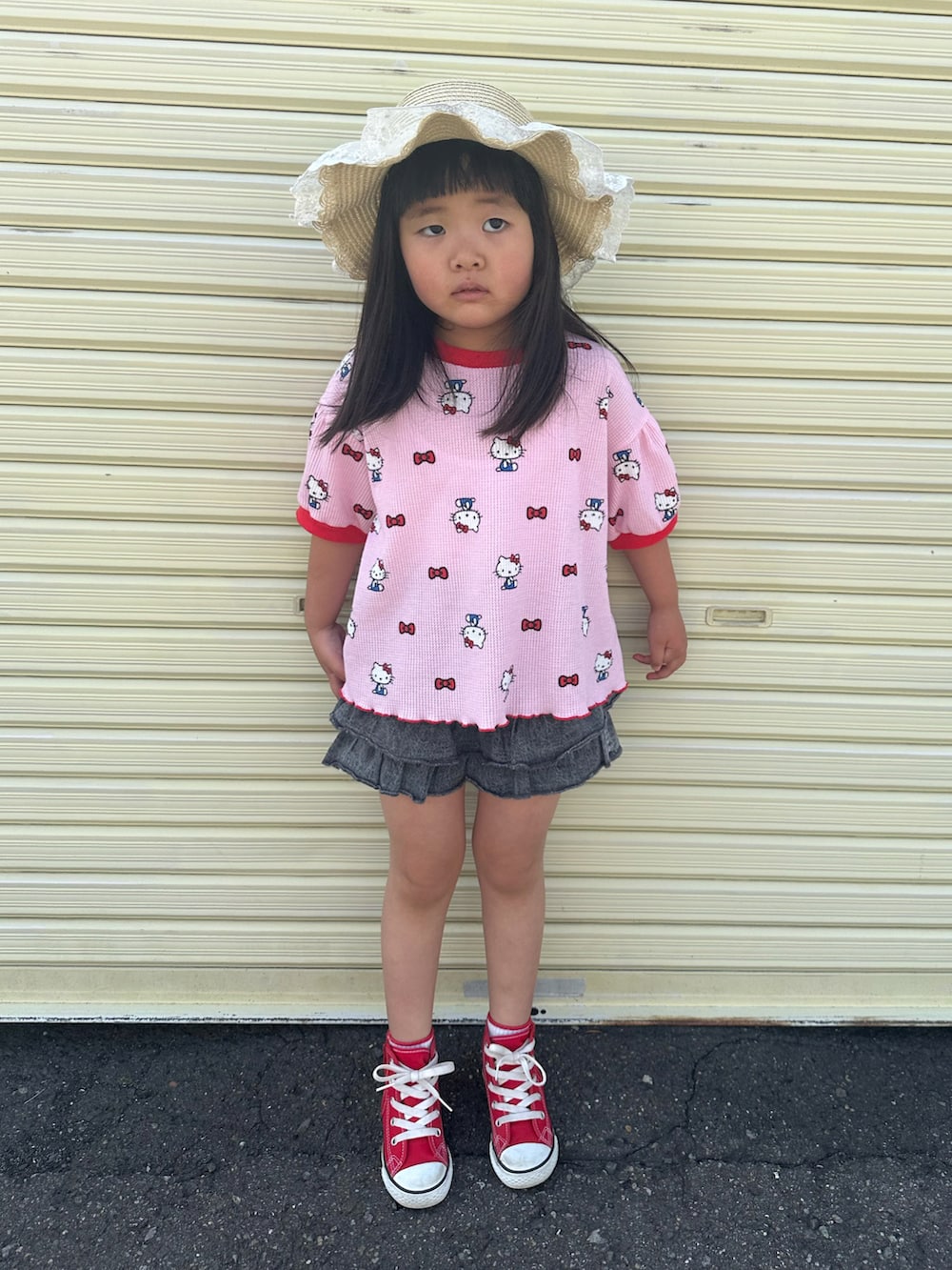 ピンク系のTシャツ/カットソー、ブラック系のその他パンツ、ホワイト系のショルダーバッグを着用したキッズの夏コーディネートの4枚目の写真