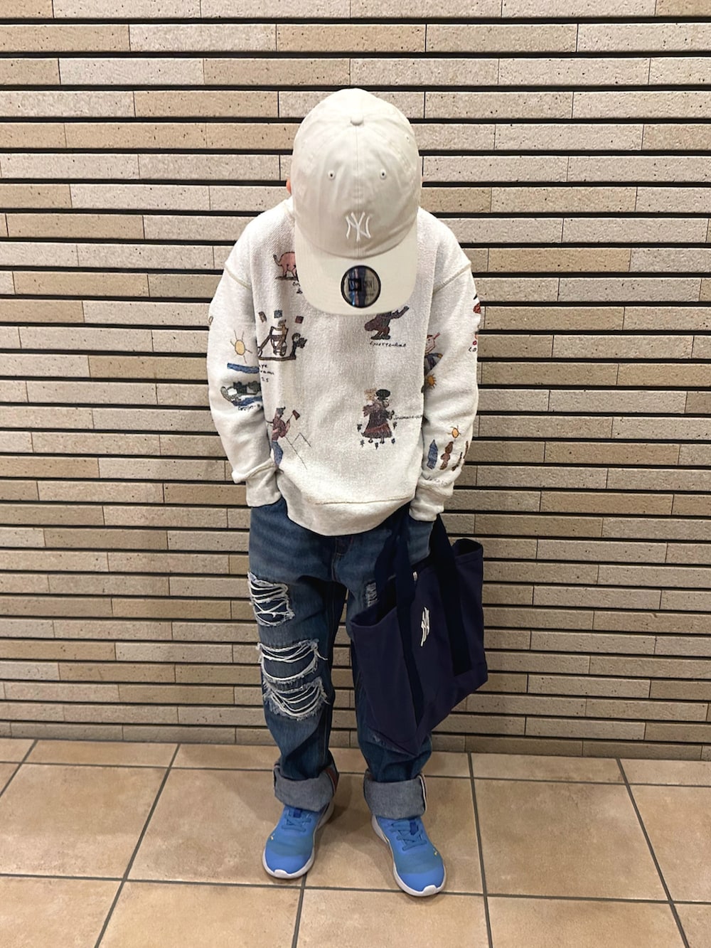 グレー系のスウェット、ブルー系のデニムパンツ、ブルー系のトートバッグを着用したキッズの春コーディネートの3枚目の写真