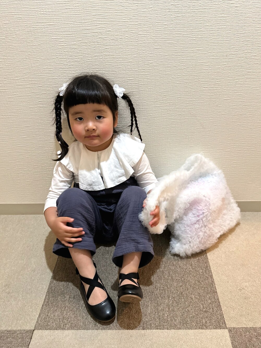 ホワイト系のTシャツ/カットソー、グレー系のサロペット/オーバーオール、ブラック系のバレエシューズを着用したキッズの夏コーディネートの5枚目の写真