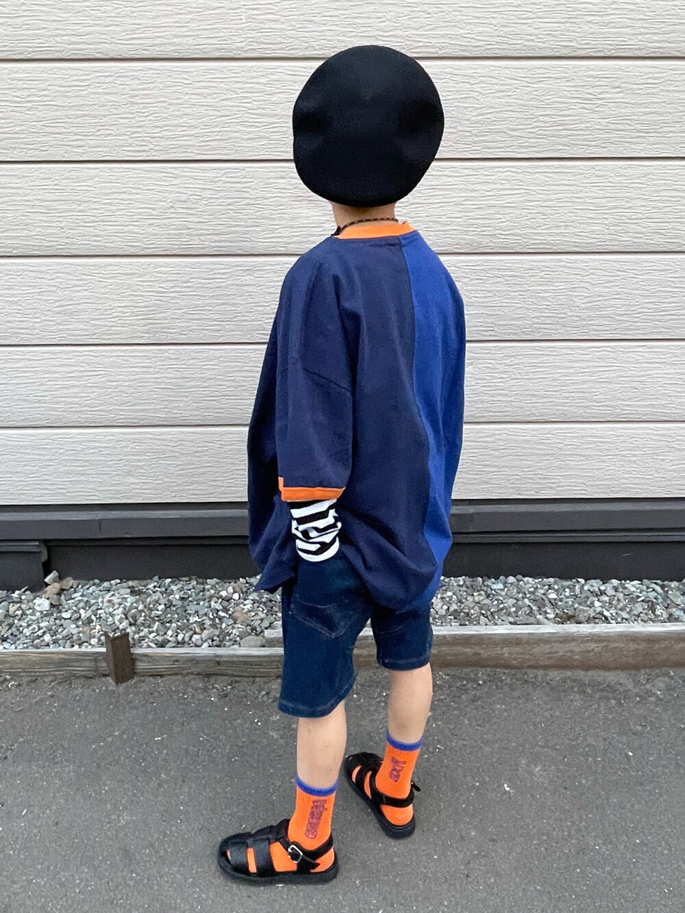 ブルー系のTシャツ/カットソー、ブラック系のTシャツ/カットソー、ブルー系のデニムパンツを着用したキッズの春コーディネートの3枚目の写真