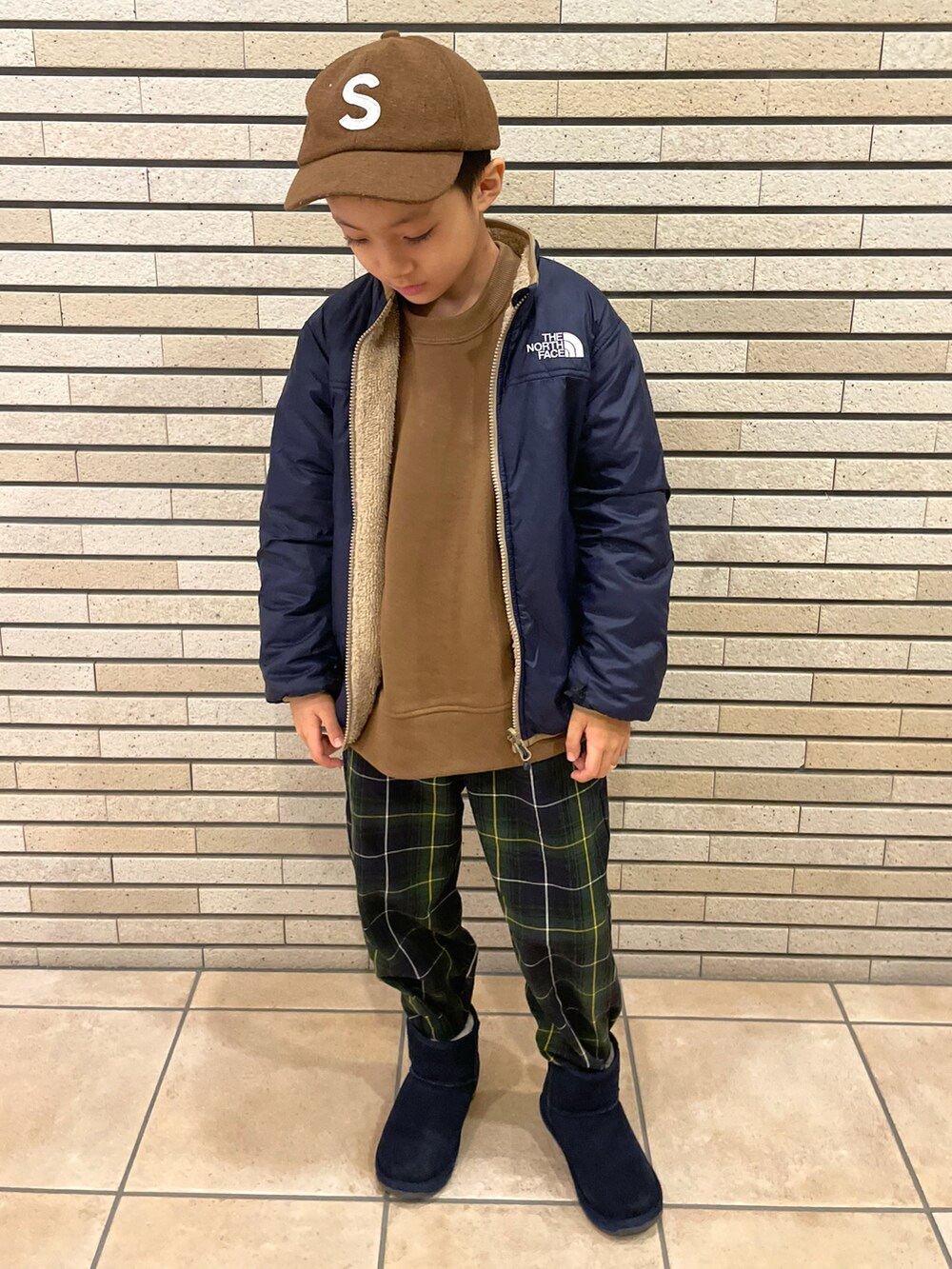 ブルー系のその他アウター、ブラウン系のスウェット、ブルー系のパンツを着用したキッズの秋コーディネートの2枚目の写真