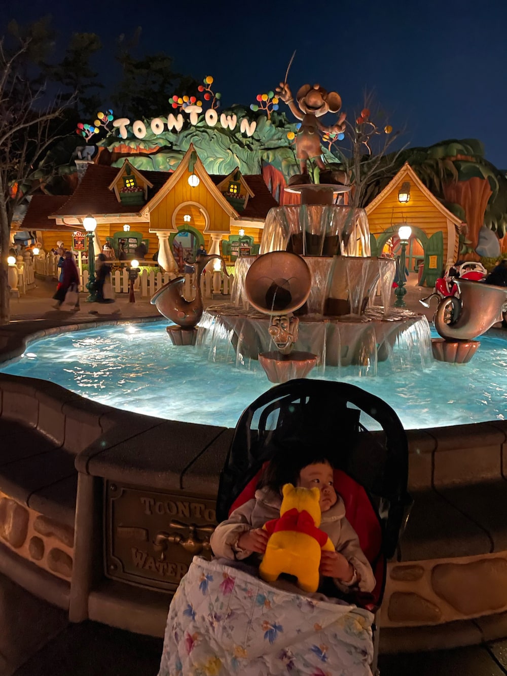 ピンク系のTシャツ/カットソー、ベージュ系のダウンジャケット/コート、ホワイト系のスニーカーを着用したキッズの春コーディネートの5枚目の写真