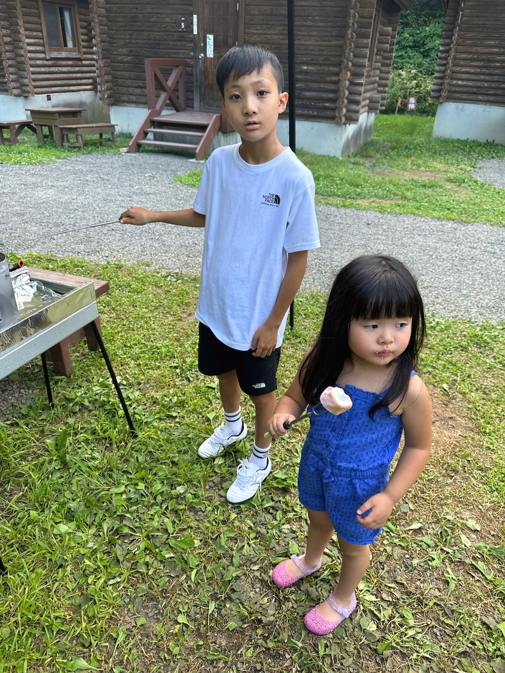 ピンク系のサンダル、ホワイト系のTシャツ/カットソー、ブラック系のその他パンツを着用したキッズの秋コーディネートの4枚目の写真