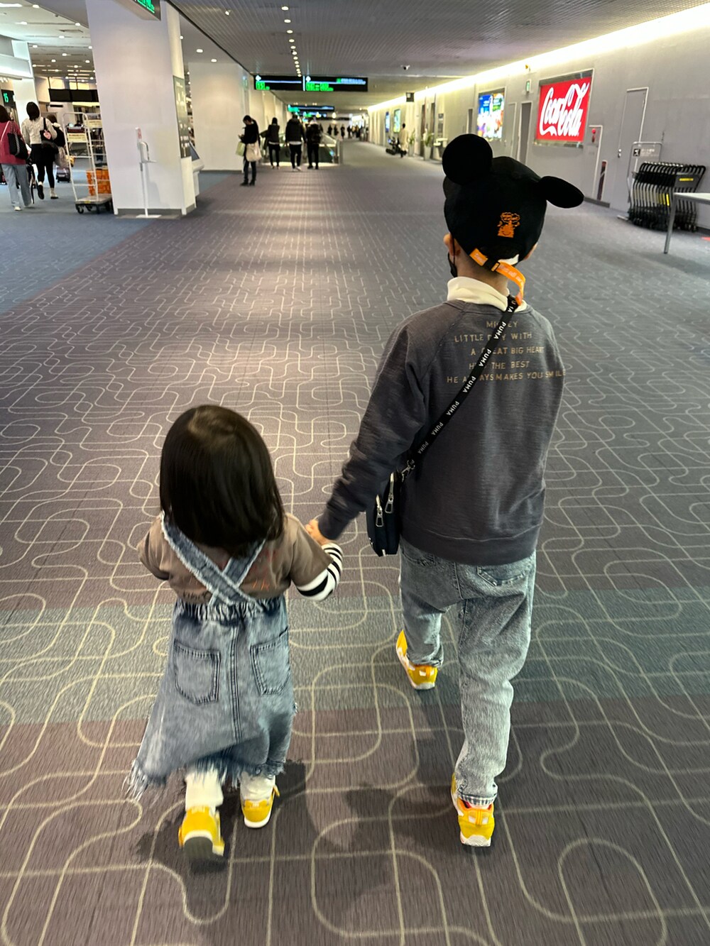 ブルー系のスウェット、ホワイト系のTシャツ/カットソー、その他のデニムパンツを着用したキッズの春コーディネートの5枚目の写真