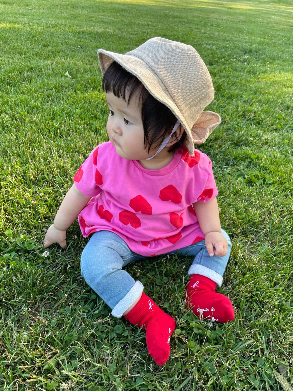 グレー系のTシャツ/カットソー、ブルー系のデニムパンツ、シルバー系のスニーカーを着用したキッズの夏コーディネートの3枚目の写真