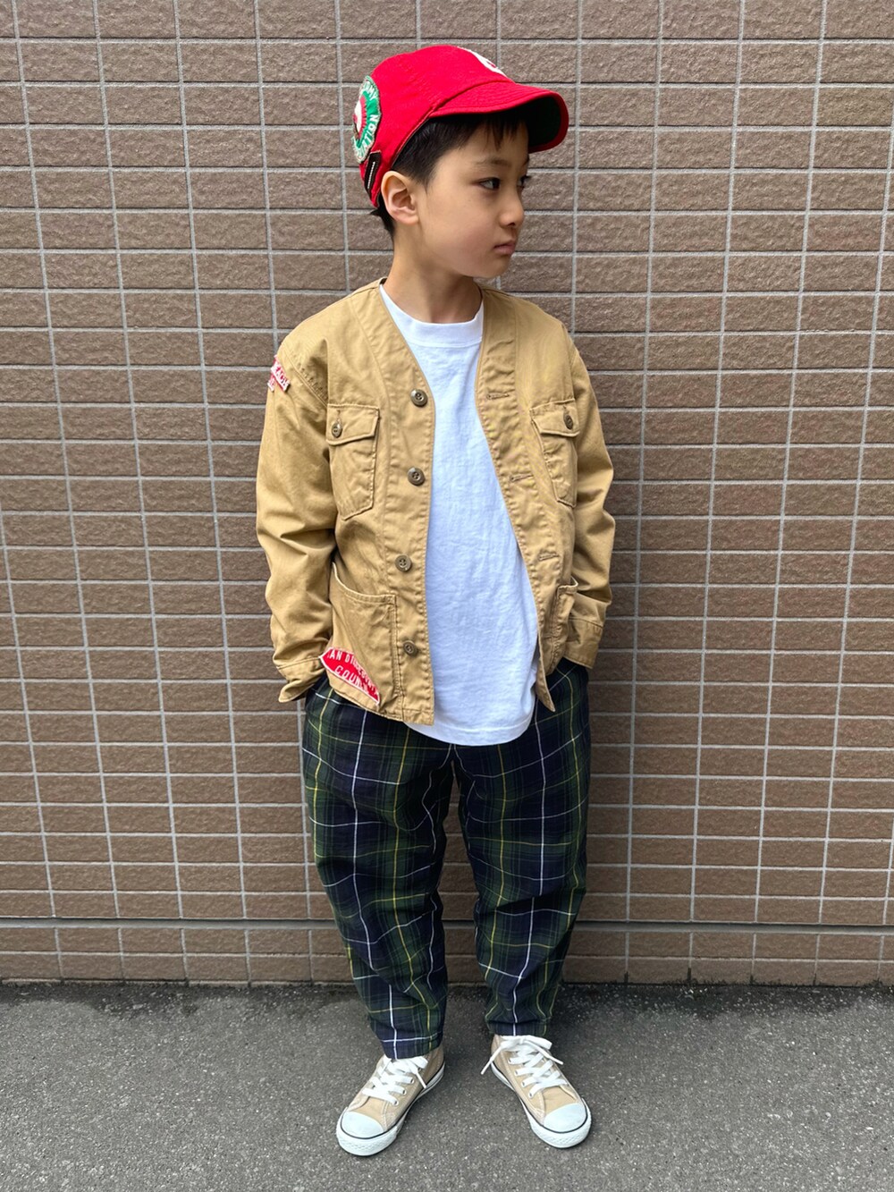 ベージュ系のその他アウター、ホワイト系のTシャツ/カットソー、ブルー系のパンツを着用したキッズの春コーディネートの3枚目の写真