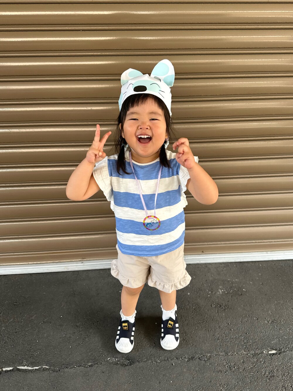 ブルー系のTシャツ/カットソー、ピンク系のその他パンツ、ブラック系のスニーカーを着用したキッズの秋コーディネートの2枚目の写真