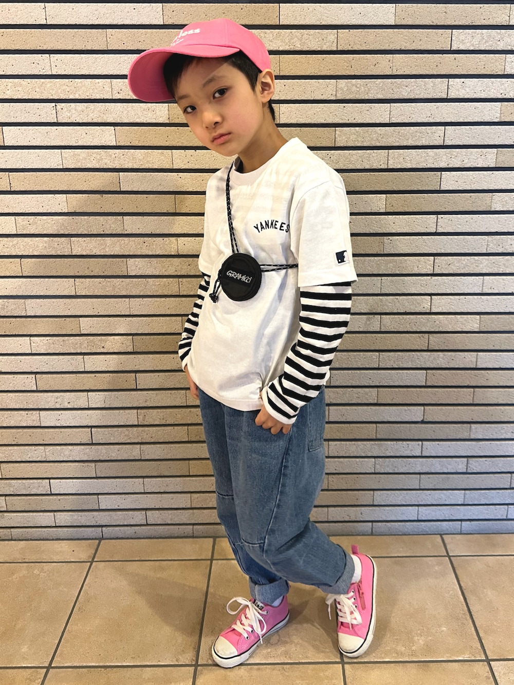 ホワイト系のTシャツ/カットソー、ブラック系のTシャツ/カットソー、ブルー系のデニムパンツを着用したキッズの春コーディネートの3枚目の写真