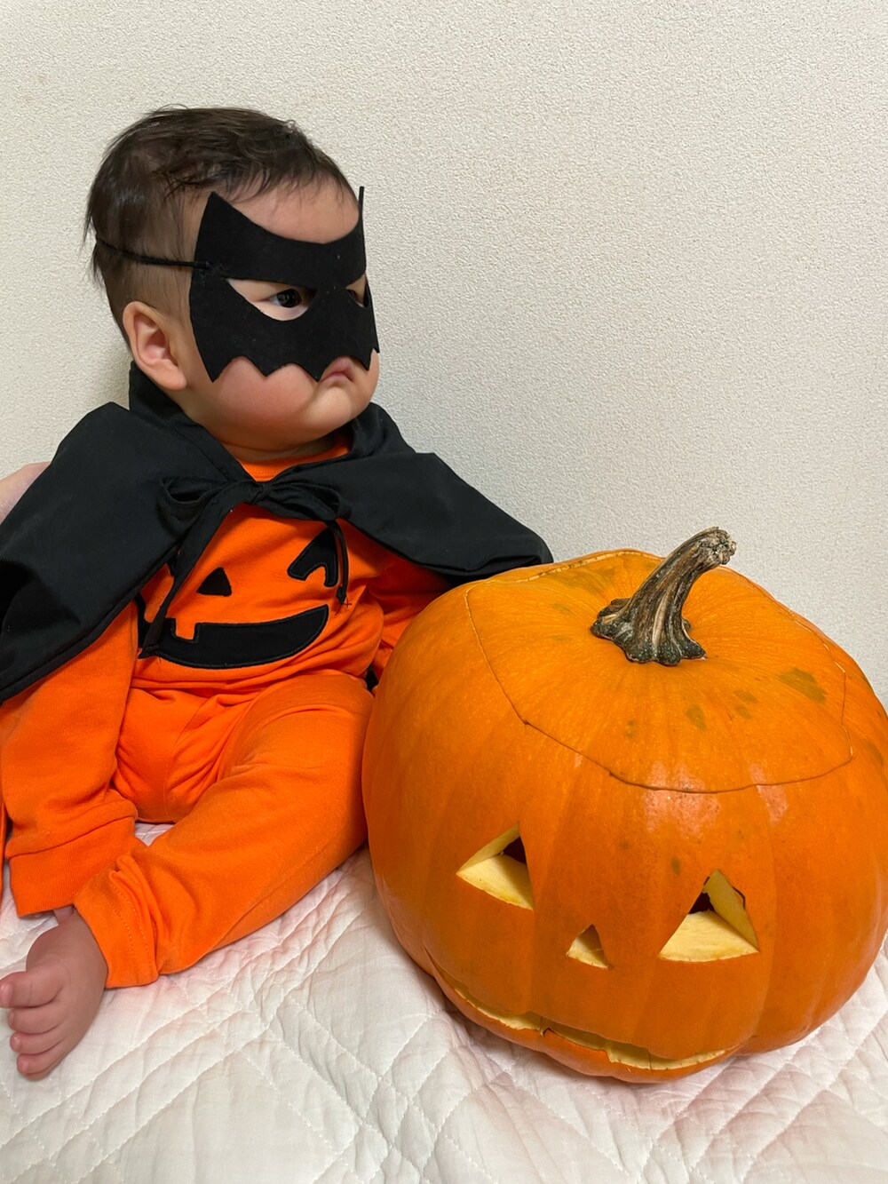 オレンジ系のトップス、ブラウン系のTシャツ/カットソー、ブラック系のその他パンツを着用したキッズの秋コーディネートの4枚目の写真