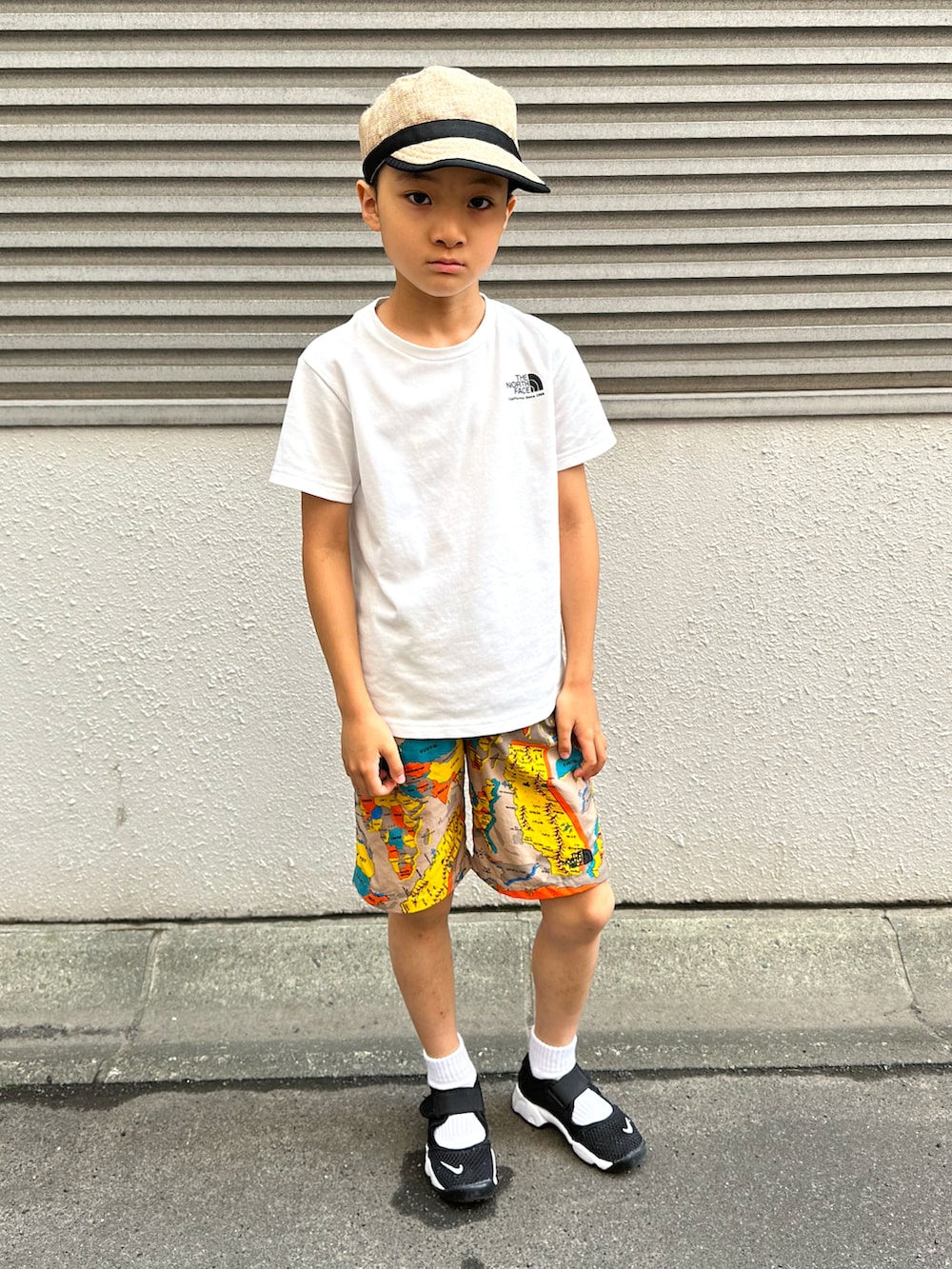 ホワイト系のTシャツ/カットソー、その他のその他パンツ、ブラック系のスニーカーを着用したキッズの夏コーディネートの2枚目の写真