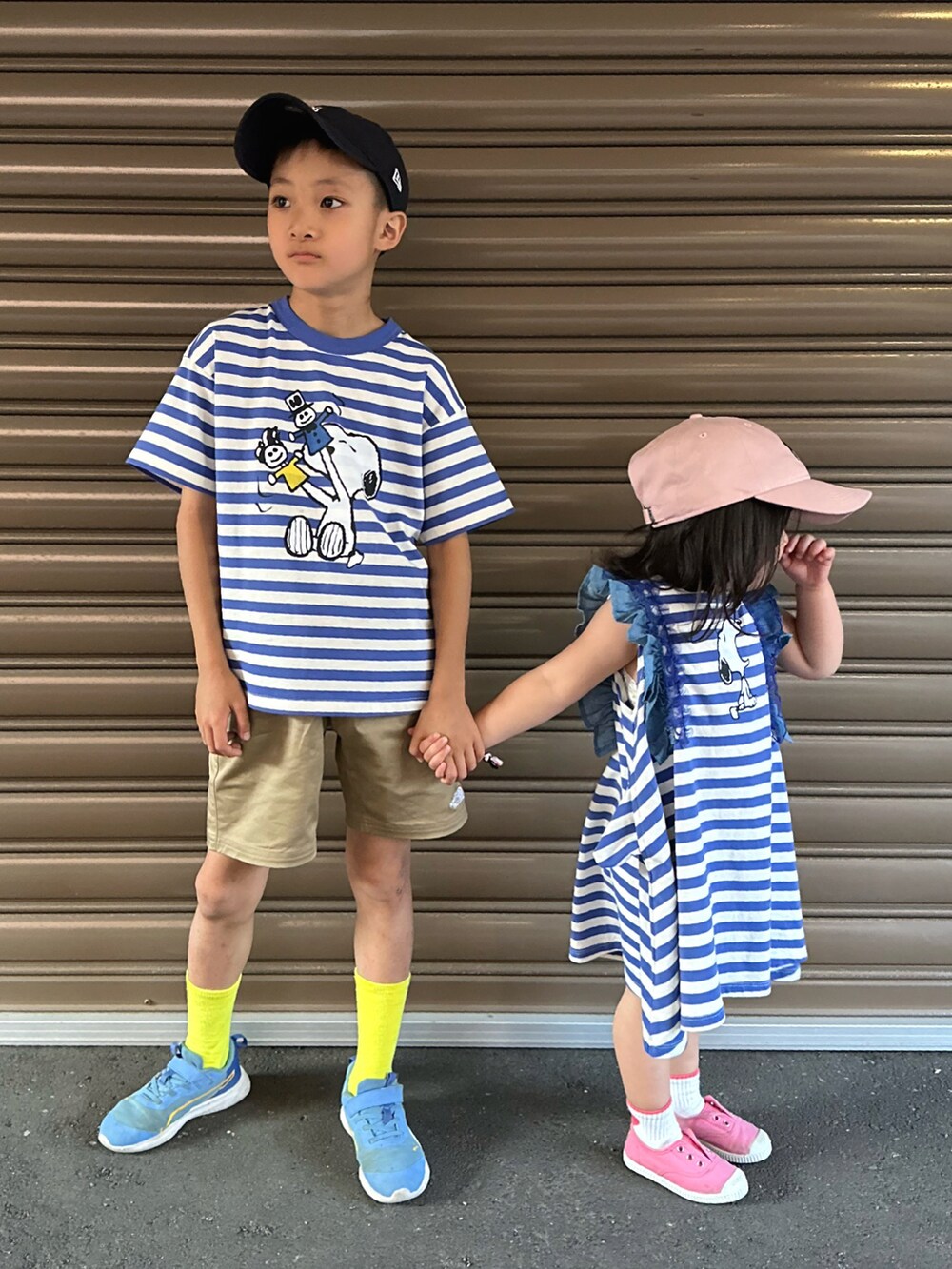 パープル系のTシャツ/カットソー、ベージュ系のその他パンツ、ブルー系のスニーカーを着用したキッズの夏コーディネートの3枚目の写真