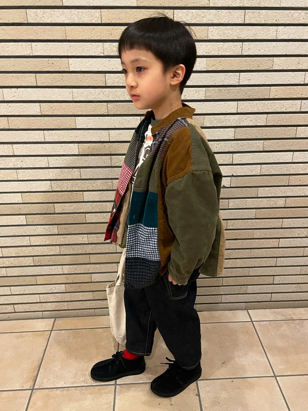 ホワイト系のTシャツ/カットソー、その他のシャツ/ブラウス、ブルー系のデニムパンツを着用したキッズの冬コーディネートの2枚目の写真