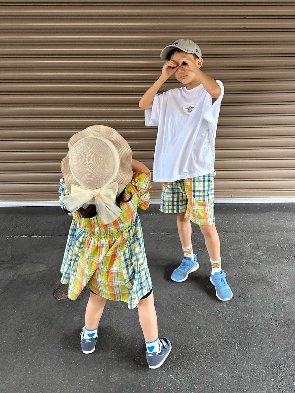 ホワイト系のTシャツ/カットソー、その他のその他パンツ、ブルー系のスニーカーを着用したキッズの夏コーディネートの5枚目の写真