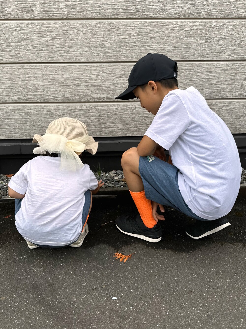 ホワイト系のジャージ、ブルー系のその他パンツ、ブラック系のスニーカーを着用したキッズの夏コーディネートの3枚目の写真