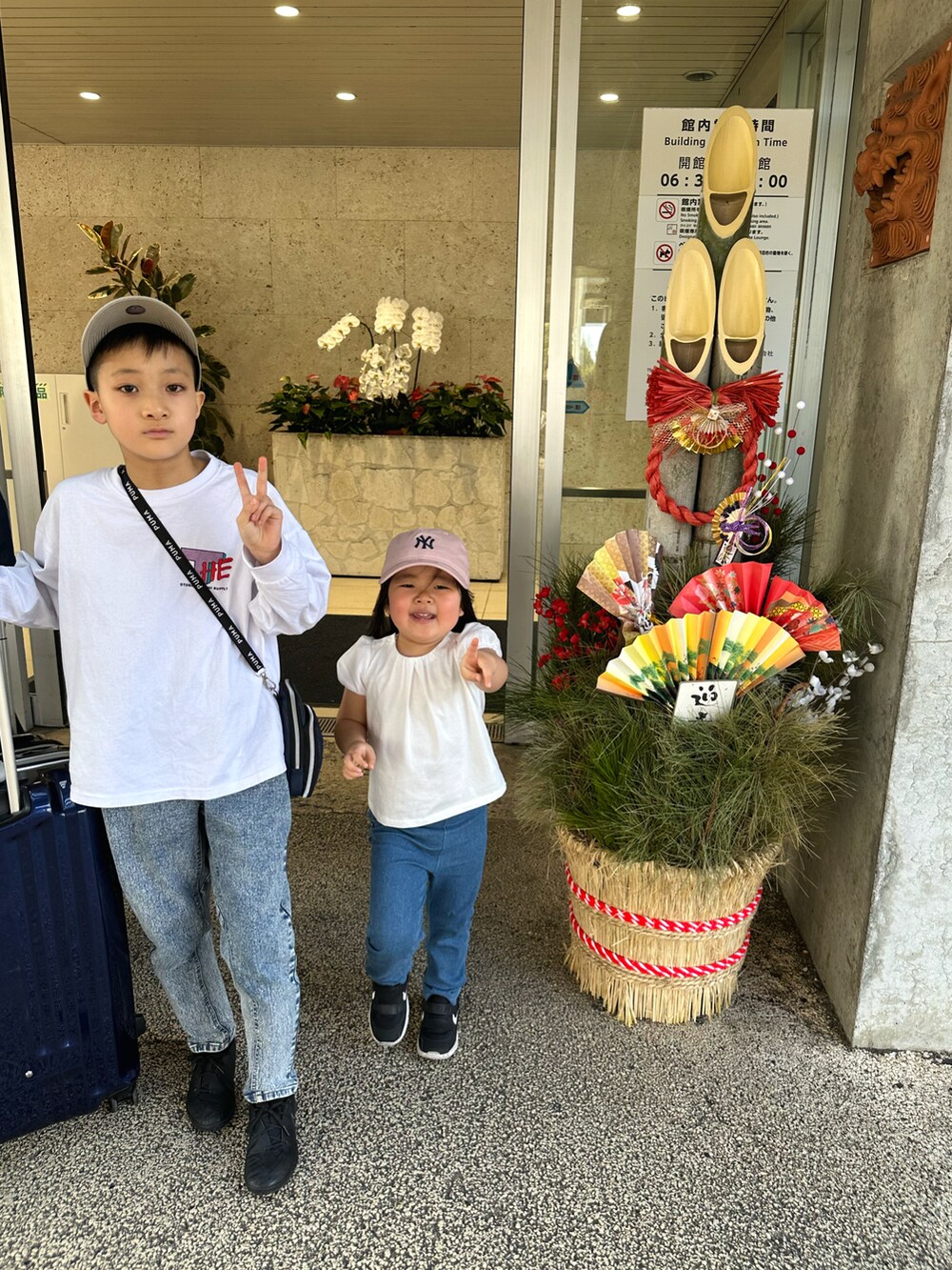 ホワイト系のTシャツ/カットソー、その他のデニムパンツ、ブラック系のスニーカーを着用したキッズの春コーディネートの4枚目の写真