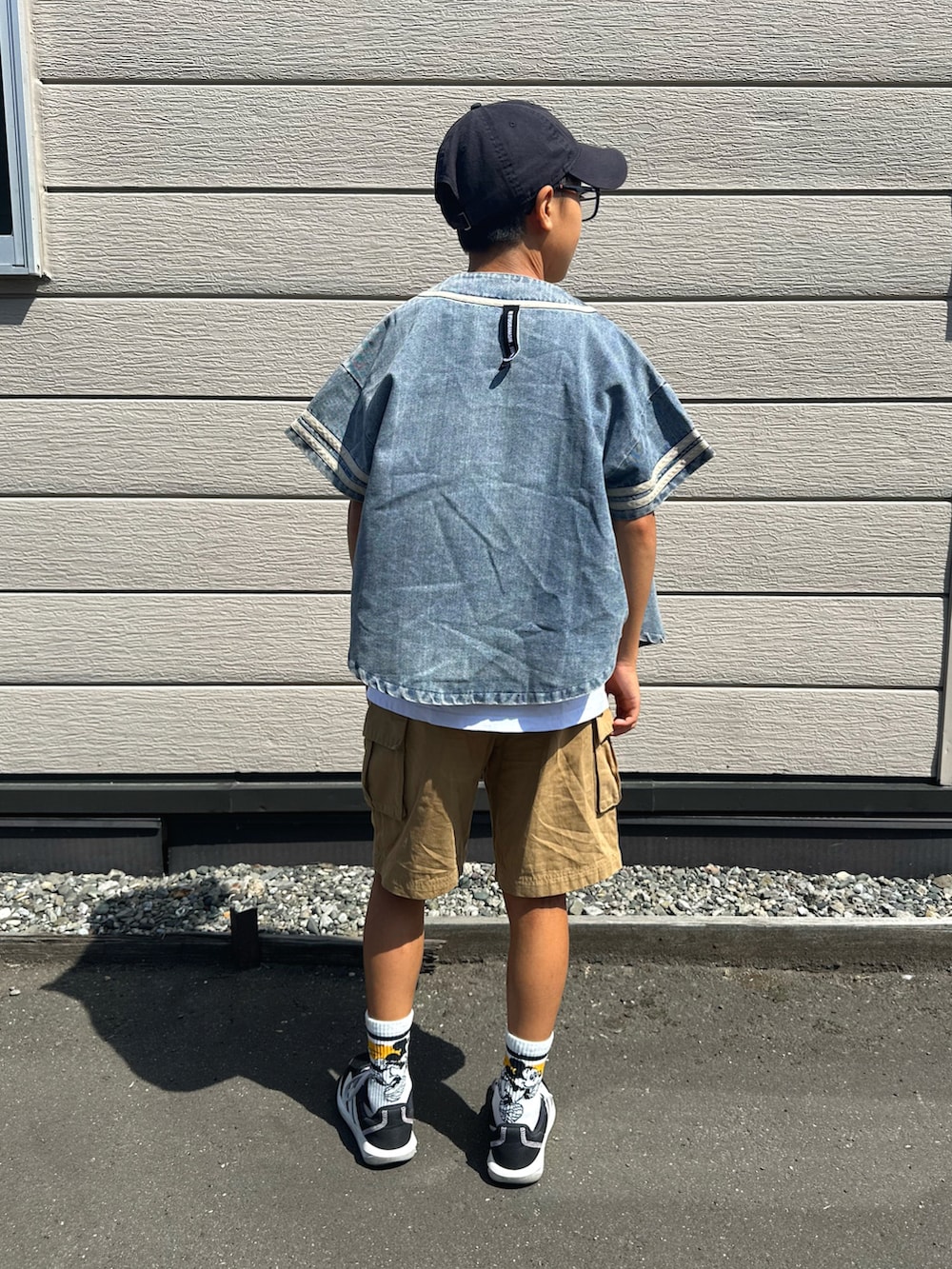 ブラック系のスニーカー、ベージュ系のその他パンツ、ホワイト系のタンクトップを着用したキッズの夏コーディネートの3枚目の写真
