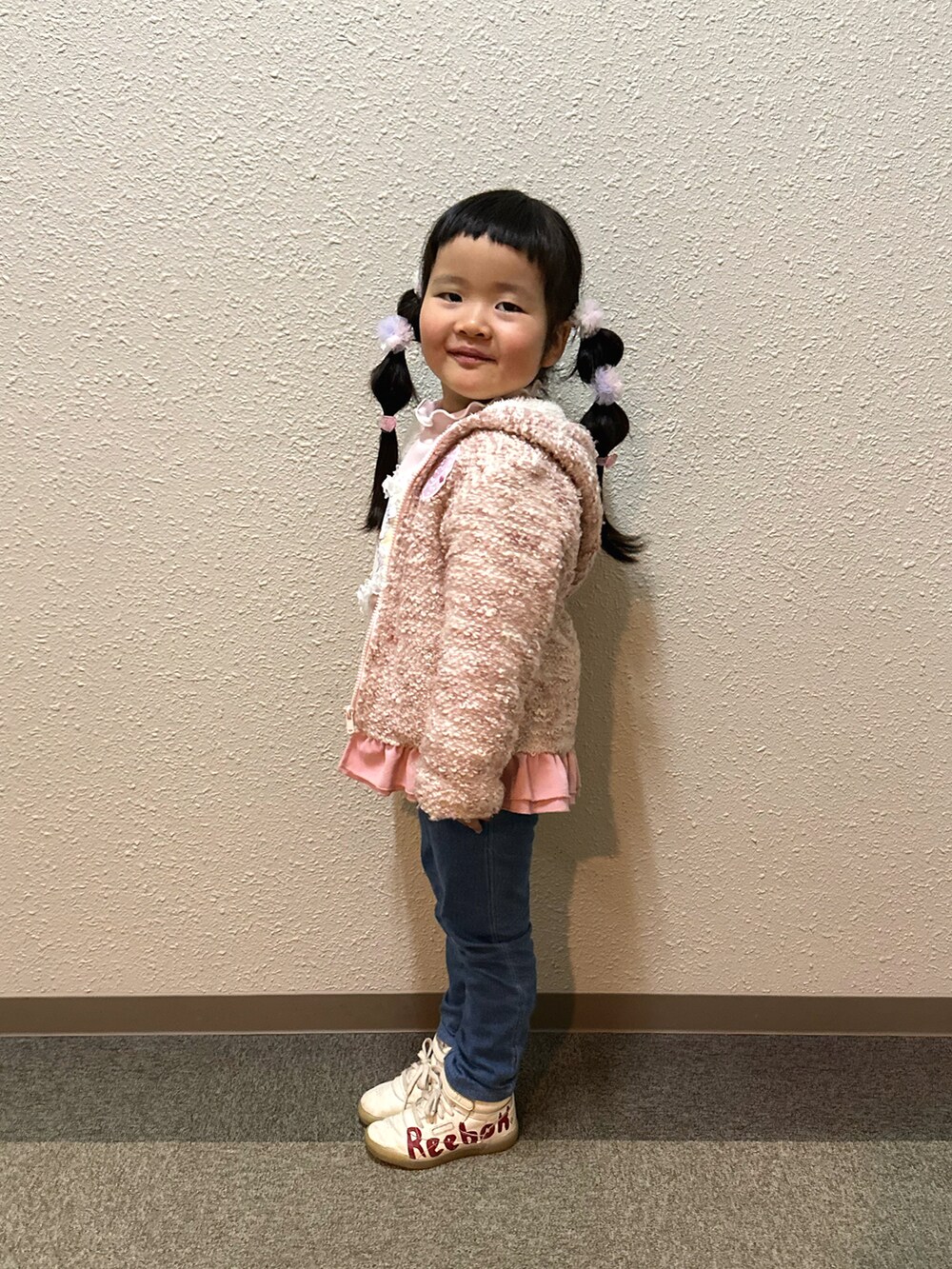 レッド系のスニーカー、ピンク系のスウェット、ピンク系のジャケット/アウターを着用したキッズの冬コーディネートの2枚目の写真