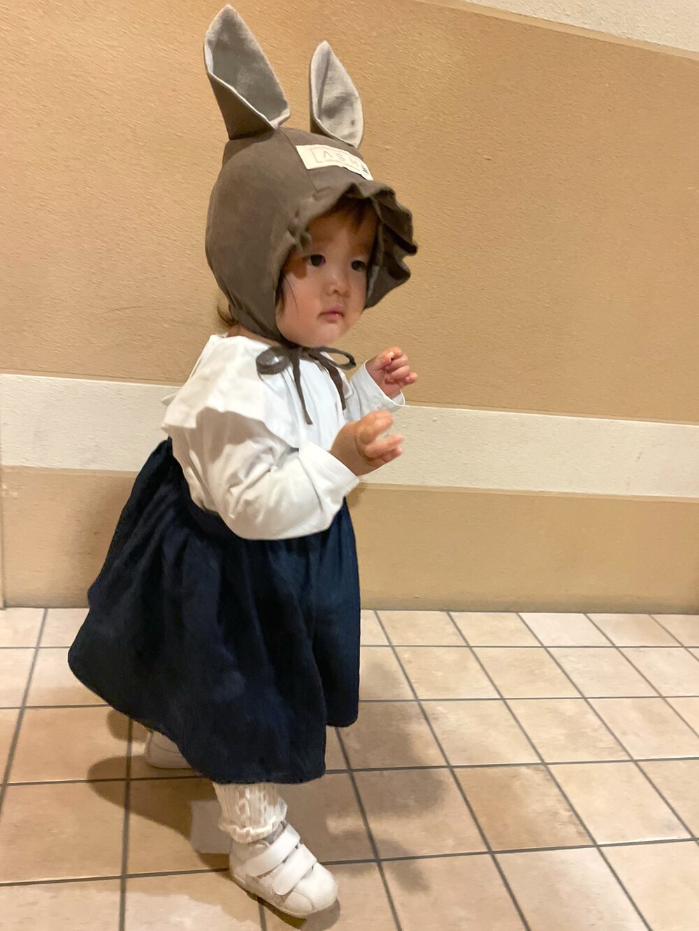 ホワイト系のTシャツ/カットソー、ブルー系のワンピース、ホワイト系のスニーカーを着用したキッズの秋コーディネートの2枚目の写真