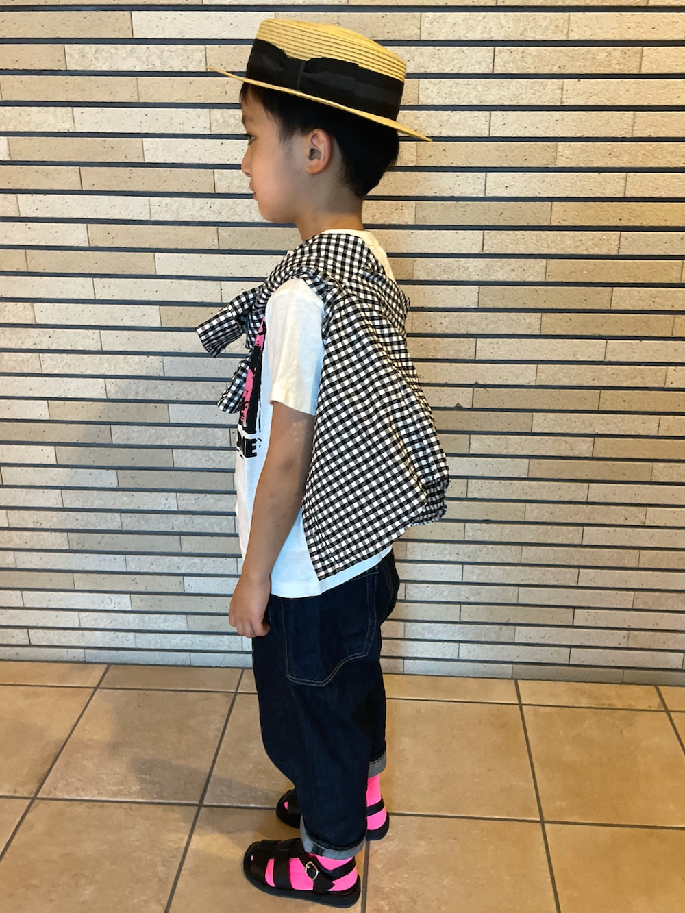 ホワイト系のTシャツ/カットソー、ブラック系のシャツ/ブラウス、ブルー系のデニムパンツを着用したキッズの夏コーディネートの2枚目の写真